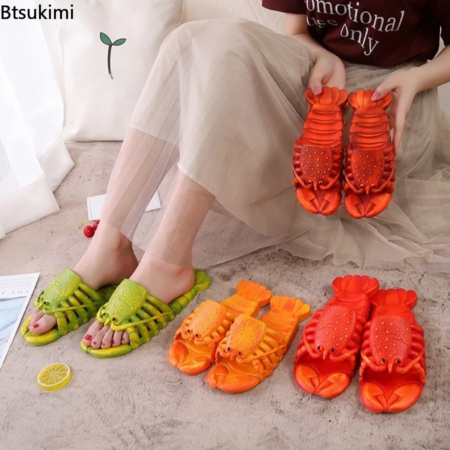 Men Shoes 2026 - รองเท้าแตะลายการ์ตูนกุ้งมังกรสุดเท่ รุ่นใหม่ประจำปี 2026 สำหรับฤดูร้อน พื้นนุ่มทำจาก PVC